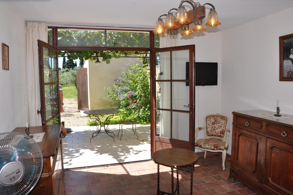 Gite Du Mas Des Oliviers Mézoargues Exterior foto