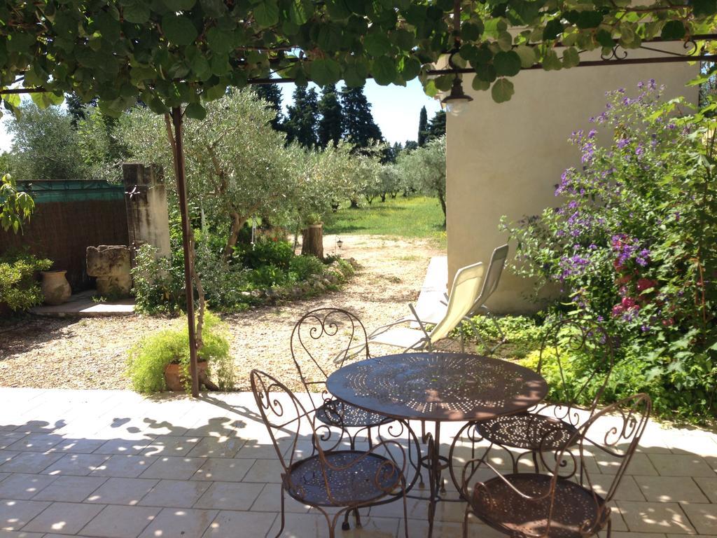Gite Du Mas Des Oliviers Mézoargues Exterior foto